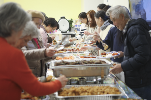 이옥순 birthday party's food (people grabbing food)